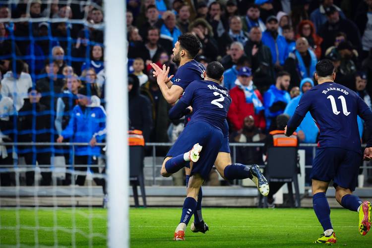 记者：诺坎普保安看到梅西后非常惊讶，当即就放他进去了（记者称梅西现身诺坎普令保安愕然，随即放行）