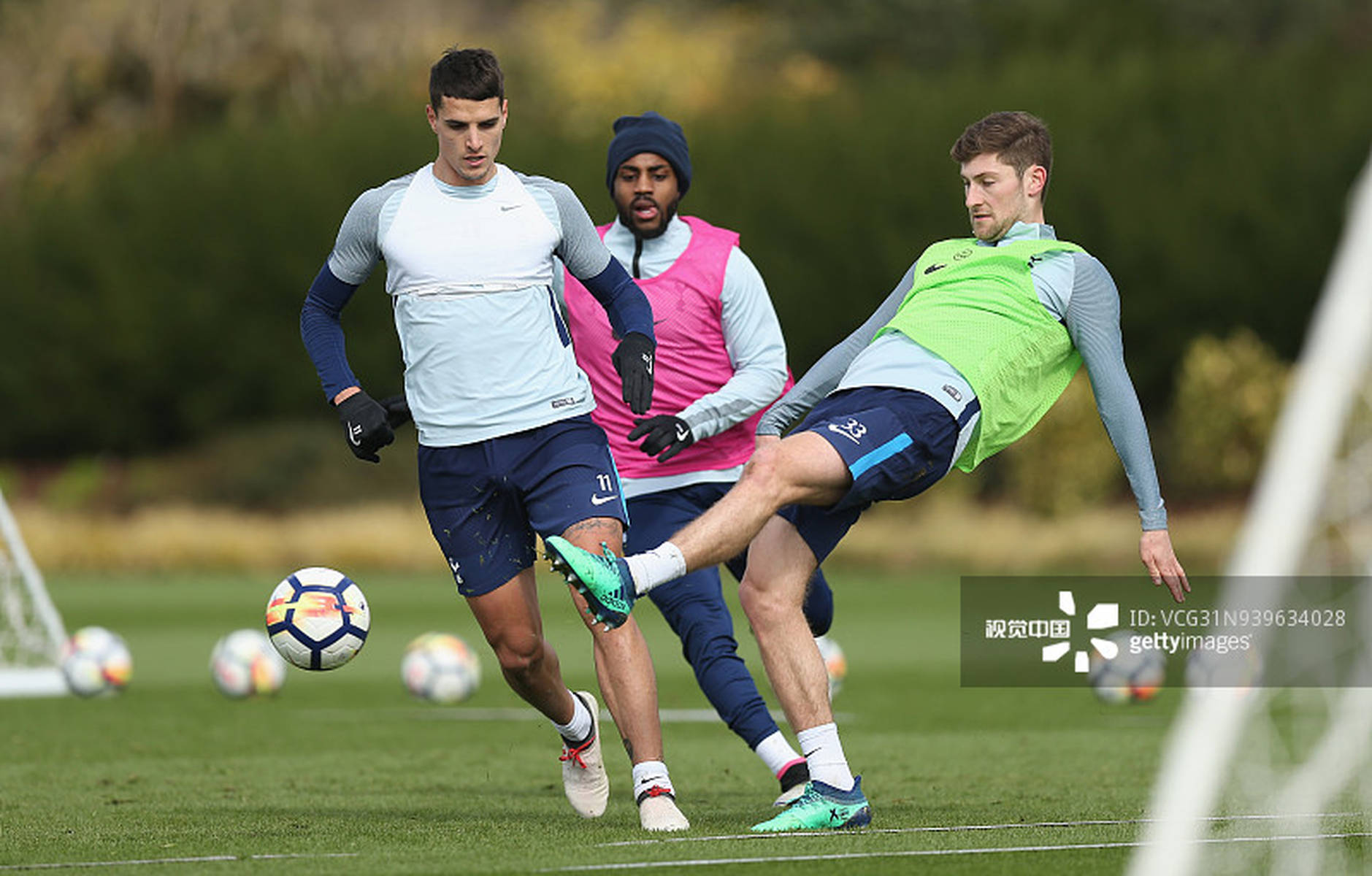 胡尔克完成职业生涯500球里程碑，球迷打出巨型TIFO致敬（胡尔克生涯500球达成，球迷巨幅TIFO致敬）